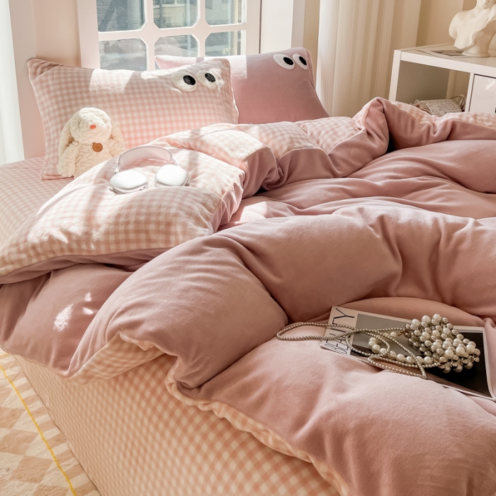 91家纺网 家纺一手货源 找家纺 慕尚家纺 2025新款牛奶绒大眼睛系列四件套 芭比粉豆沙