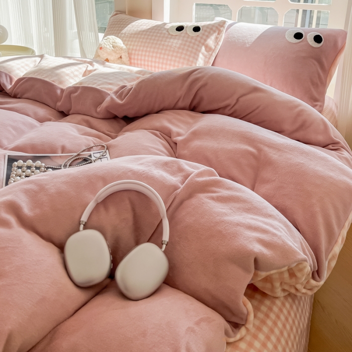 91家纺网 家纺一手货源 找家纺 慕尚家纺 2025新款牛奶绒大眼睛系列四件套 芭比粉豆沙