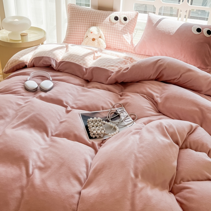 91家纺网 家纺一手货源 找家纺 慕尚家纺 2025新款牛奶绒大眼睛系列四件套 芭比粉豆沙