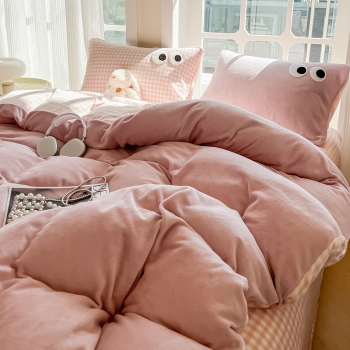 91家纺网 家纺一手货源 找家纺 慕尚家纺 2025新款牛奶绒大眼睛系列四件套 芭比粉豆沙