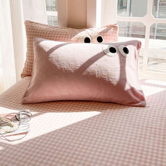 91家纺网 家纺一手货源 找家纺 慕尚家纺 2025新款牛奶绒大眼睛系列四件套 芭比粉豆沙