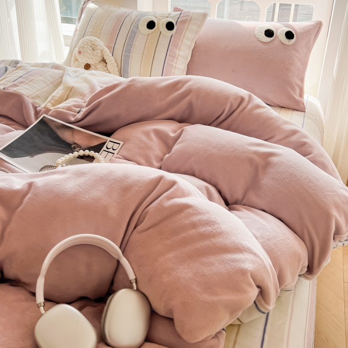 91家纺网 家纺一手货源 找家纺 慕尚家纺 2025新款牛奶绒大眼睛系列四件套 露娜粉豆沙