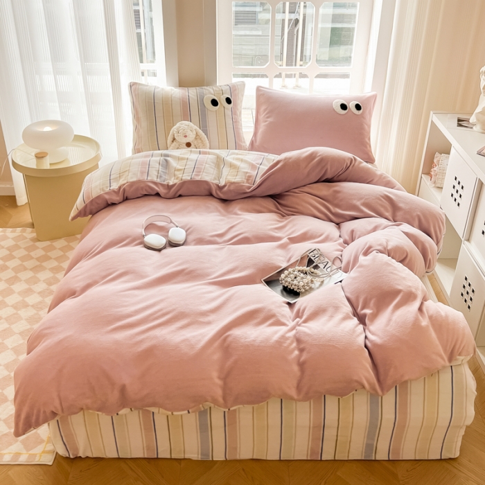 91家纺网 家纺一手货源 找家纺 慕尚家纺 2025新款牛奶绒大眼睛系列四件套 露娜粉豆沙