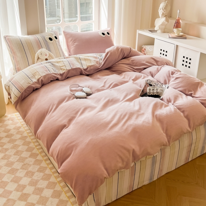 91家纺网 家纺一手货源 找家纺 慕尚家纺 2025新款牛奶绒大眼睛系列四件套 露娜粉豆沙