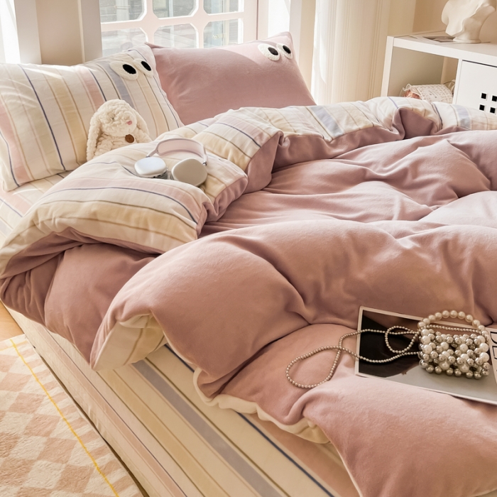 91家纺网 家纺一手货源 找家纺 慕尚家纺 2025新款牛奶绒大眼睛系列四件套 露娜粉豆沙