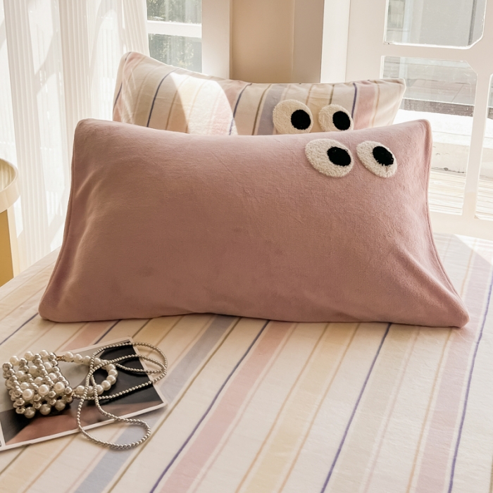 91家纺网 家纺一手货源 找家纺 慕尚家纺 2025新款牛奶绒大眼睛系列四件套 露娜粉豆沙