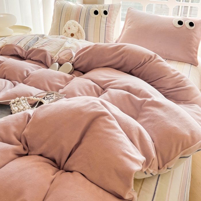 91家纺网 家纺一手货源 找家纺 慕尚家纺 2025新款牛奶绒大眼睛系列四件套 露娜粉豆沙