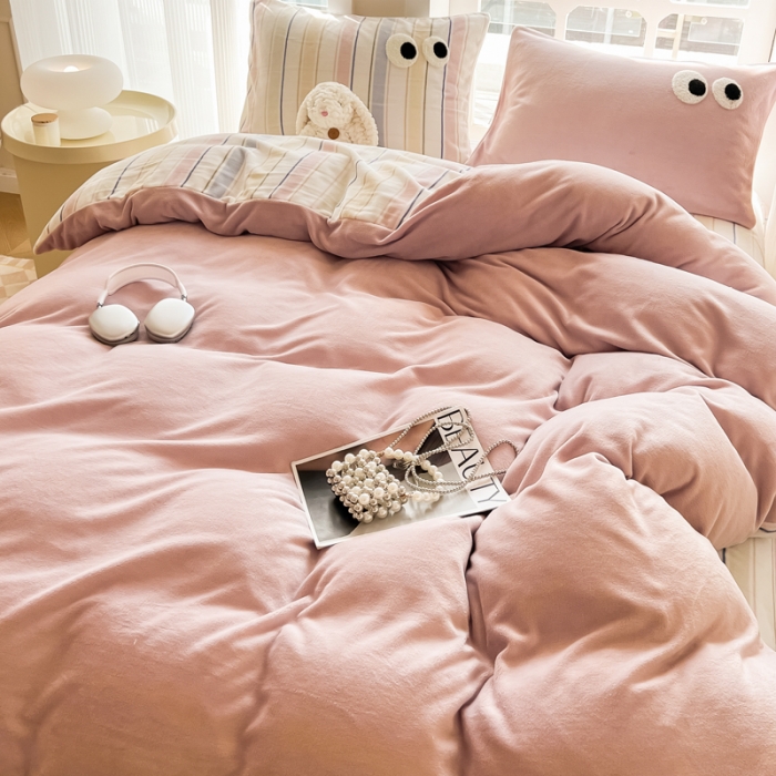 91家纺网 家纺一手货源 找家纺 慕尚家纺 2025新款牛奶绒大眼睛系列四件套 露娜粉豆沙