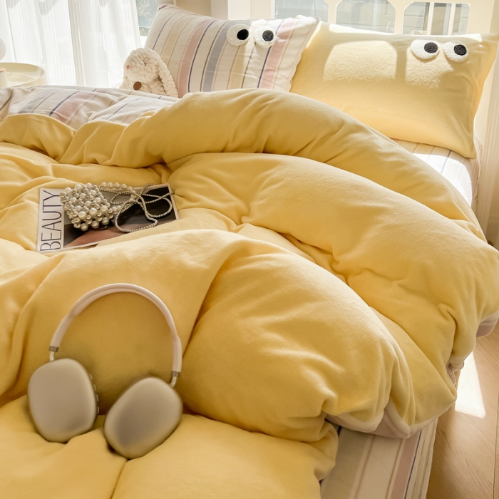 91家纺网 家纺一手货源 找家纺 慕尚家纺 2025新款牛奶绒大眼睛系列四件套 露娜嫩黄