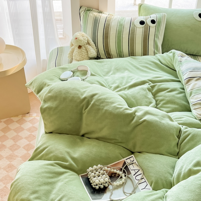 91家纺网 家纺一手货源 找家纺 慕尚家纺 2025新款牛奶绒大眼睛系列四件套 露娜松石绿
