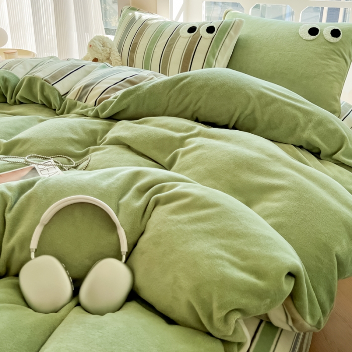 91家纺网 家纺一手货源 找家纺 慕尚家纺 2025新款牛奶绒大眼睛系列四件套 露娜松石绿