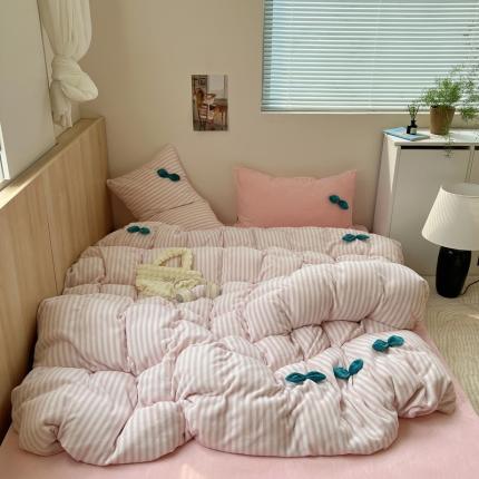 91家纺网 家纺一手货源 找家纺 三朵家纺 2023新款立体豆苗无印风高克重牛奶绒四件套 豆苗桃粉