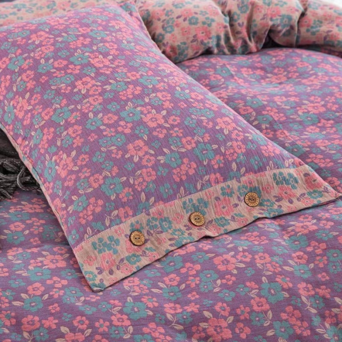 91家纺网 家纺一手货源 找家纺 双层纱家居 2023新款纽扣aa款双层纱四件套 清新之歌粉紫