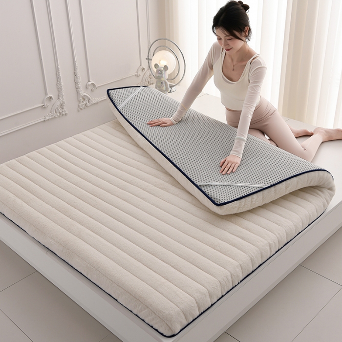 91家纺网 家纺一手货源 找家纺 亿丁点床垫 2023新款A类加厚兔毛绒床垫 兔绒记忆棉充填米白色