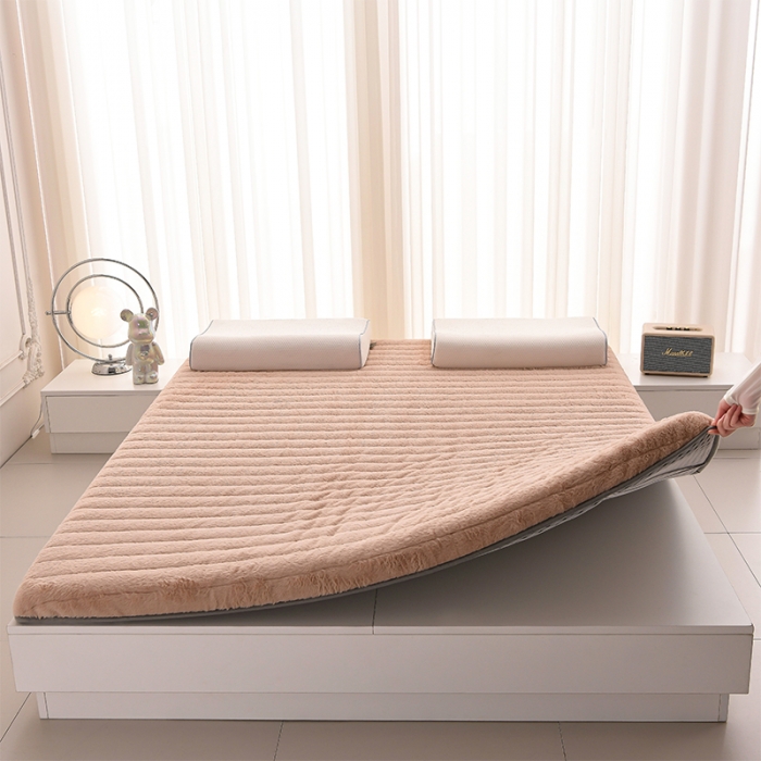 91家纺网 家纺一手货源 找家纺 亿丁点床垫 2023新款A类加厚兔毛绒床垫 兔绒记忆棉充填驼色