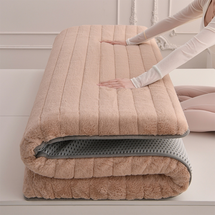 91家纺网 家纺一手货源 找家纺 亿丁点床垫 2023新款A类加厚兔毛绒床垫 兔绒记忆棉充填驼色