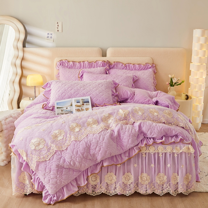 91家纺网 家纺一手货源 找家纺 罗艺轩 2024秋冬新款水晶绒花样年华全夹棉加厚床裙四件套 花样年华-丁香紫