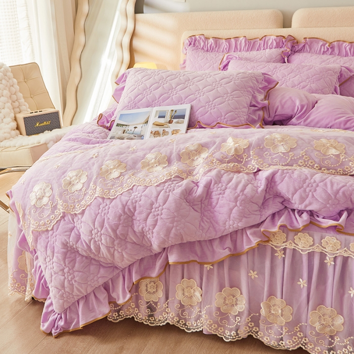 91家纺网 家纺一手货源 找家纺 罗艺轩 2024秋冬新款水晶绒花样年华全夹棉加厚床裙四件套 花样年华-丁香紫