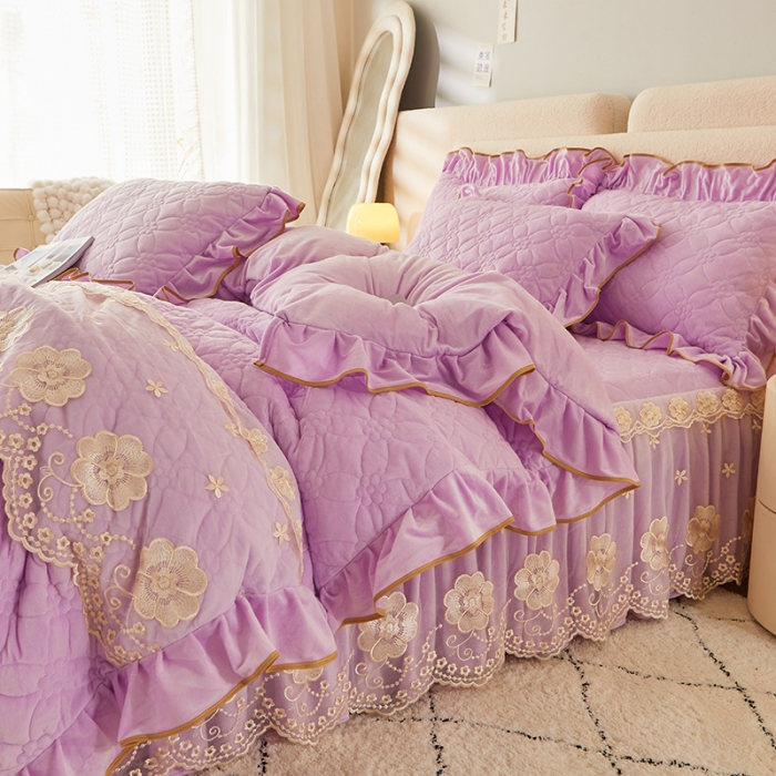 91家纺网 家纺一手货源 找家纺 罗艺轩 2024秋冬新款水晶绒花样年华全夹棉加厚床裙四件套 花样年华-丁香紫