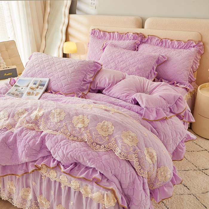 91家纺网 家纺一手货源 找家纺 罗艺轩 2024秋冬新款水晶绒花样年华全夹棉加厚床裙四件套 花样年华-丁香紫