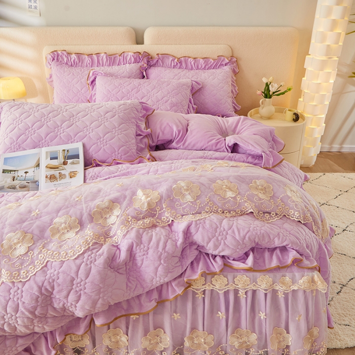 91家纺网 家纺一手货源 找家纺 罗艺轩 2024秋冬新款水晶绒花样年华全夹棉加厚床裙四件套 花样年华-丁香紫