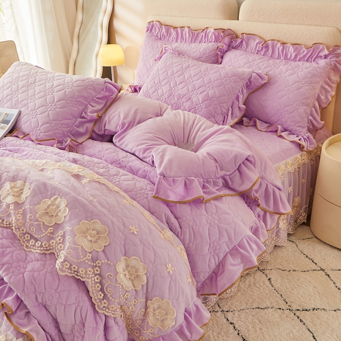 91家纺网 家纺一手货源 找家纺 罗艺轩 2024秋冬新款水晶绒花样年华全夹棉加厚床裙四件套 花样年华-丁香紫