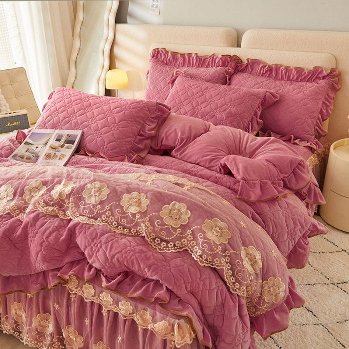 91家纺网 家纺一手货源 找家纺 罗艺轩 2024秋冬新款水晶绒花样年华全夹棉加厚床裙四件套 花样年华-豆沙红