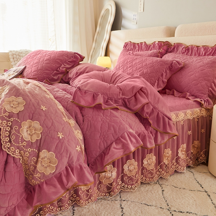 91家纺网 家纺一手货源 找家纺 罗艺轩 2024秋冬新款水晶绒花样年华全夹棉加厚床裙四件套 花样年华-豆沙红