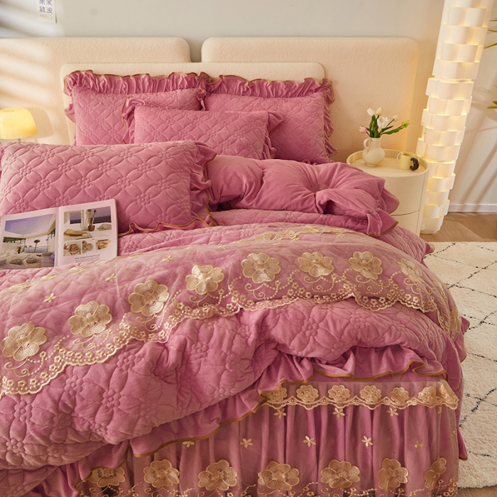 91家纺网 家纺一手货源 找家纺 罗艺轩 2024秋冬新款水晶绒花样年华全夹棉加厚床裙四件套 花样年华-豆沙红