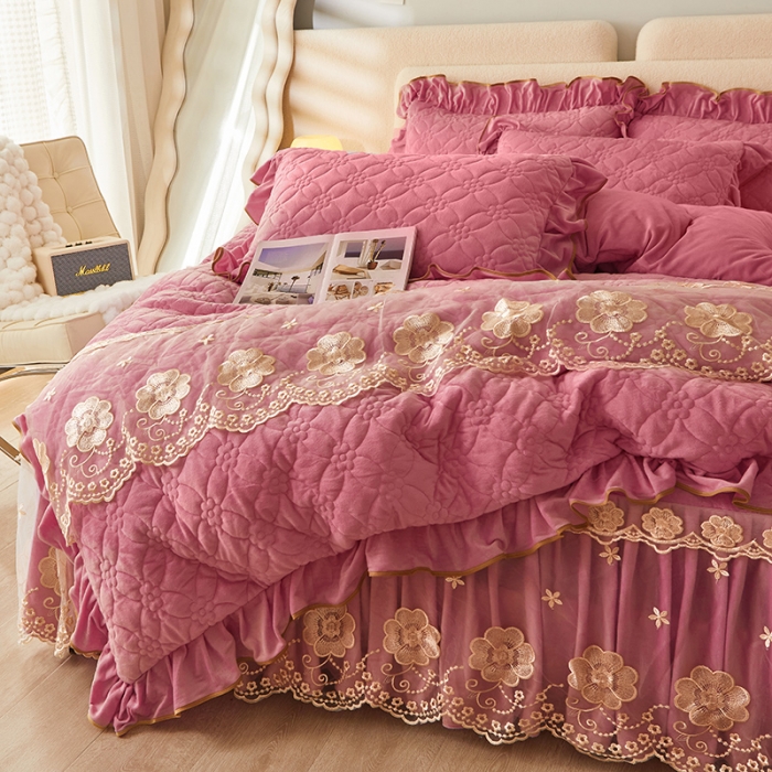 91家纺网 家纺一手货源 找家纺 罗艺轩 2024秋冬新款水晶绒花样年华全夹棉加厚床裙四件套 花样年华-豆沙红