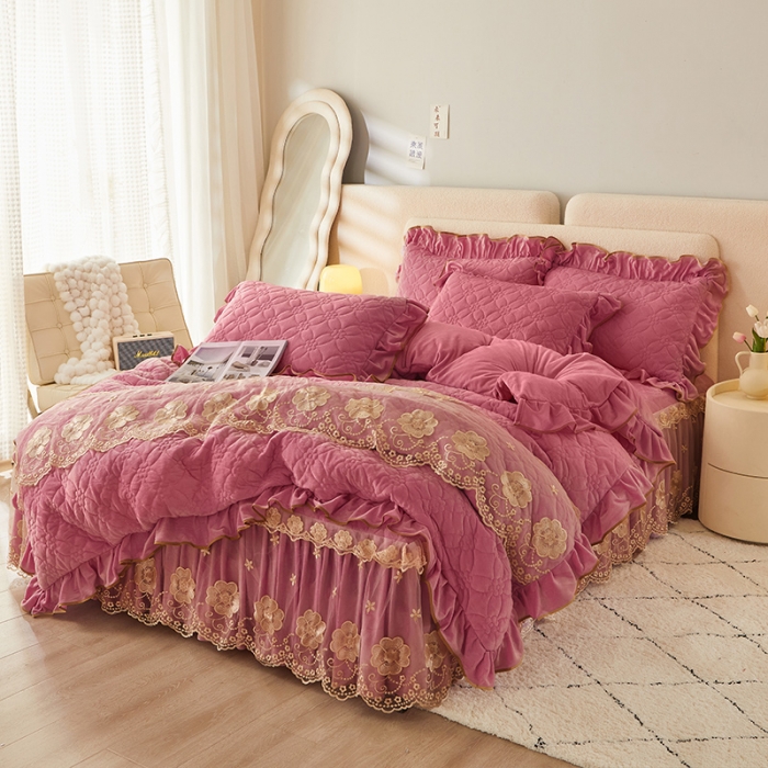 91家纺网 家纺一手货源 找家纺 罗艺轩 2024秋冬新款水晶绒花样年华全夹棉加厚床裙四件套 花样年华-豆沙红