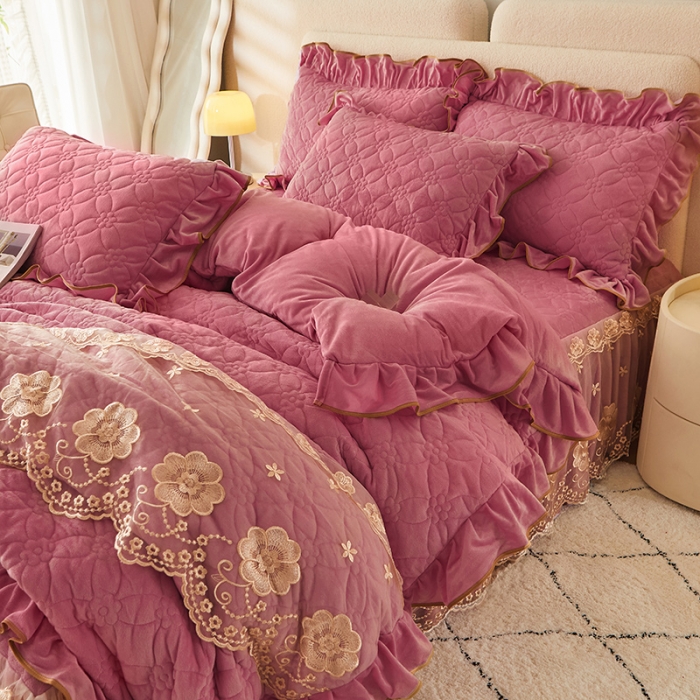 91家纺网 家纺一手货源 找家纺 罗艺轩 2024秋冬新款水晶绒花样年华全夹棉加厚床裙四件套 花样年华-豆沙红