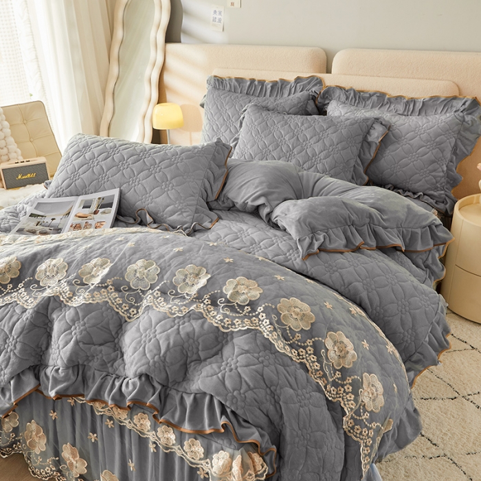 91家纺网 家纺一手货源 找家纺 罗艺轩 2024秋冬新款水晶绒花样年华全夹棉加厚床裙四件套 花样年华-高级灰