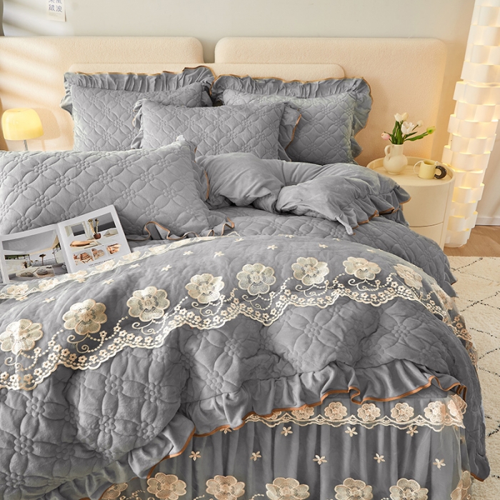 91家纺网 家纺一手货源 找家纺 罗艺轩 2024秋冬新款水晶绒花样年华全夹棉加厚床裙四件套 花样年华-高级灰