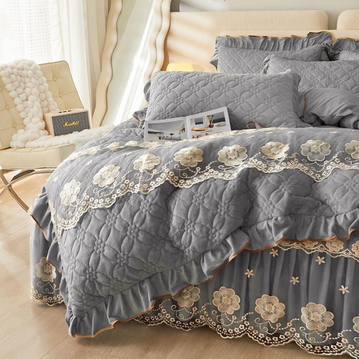 91家纺网 家纺一手货源 找家纺 罗艺轩 2024秋冬新款水晶绒花样年华全夹棉加厚床裙四件套 花样年华-高级灰