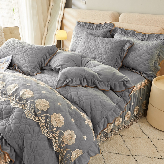 91家纺网 家纺一手货源 找家纺 罗艺轩 2024秋冬新款水晶绒花样年华全夹棉加厚床裙四件套 花样年华-高级灰