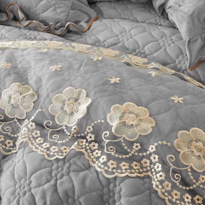 91家纺网 家纺一手货源 找家纺 罗艺轩 2024秋冬新款水晶绒花样年华全夹棉加厚床裙四件套 花样年华-高级灰