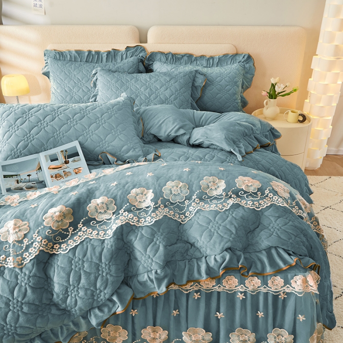 91家纺网 家纺一手货源 找家纺 罗艺轩 2024秋冬新款水晶绒花样年华全夹棉加厚床裙四件套 花样年华-湖蓝