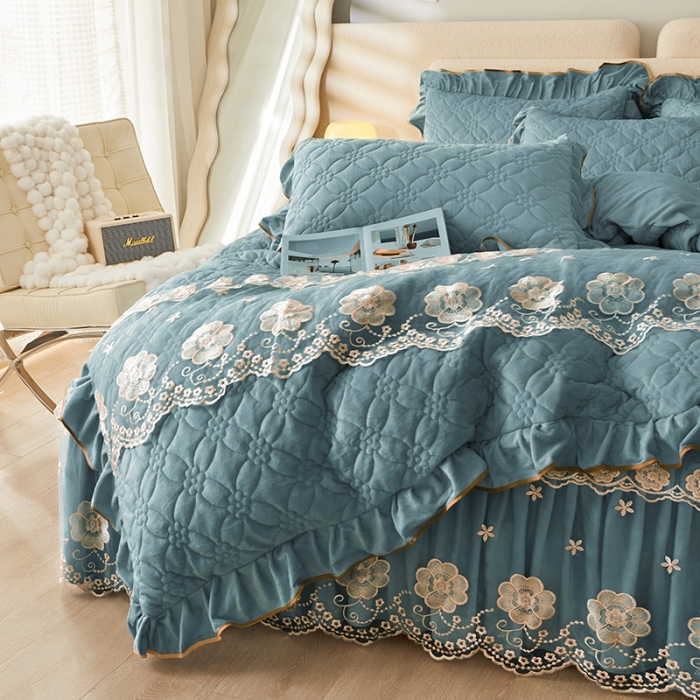 91家纺网 家纺一手货源 找家纺 罗艺轩 2024秋冬新款水晶绒花样年华全夹棉加厚床裙四件套 花样年华-湖蓝