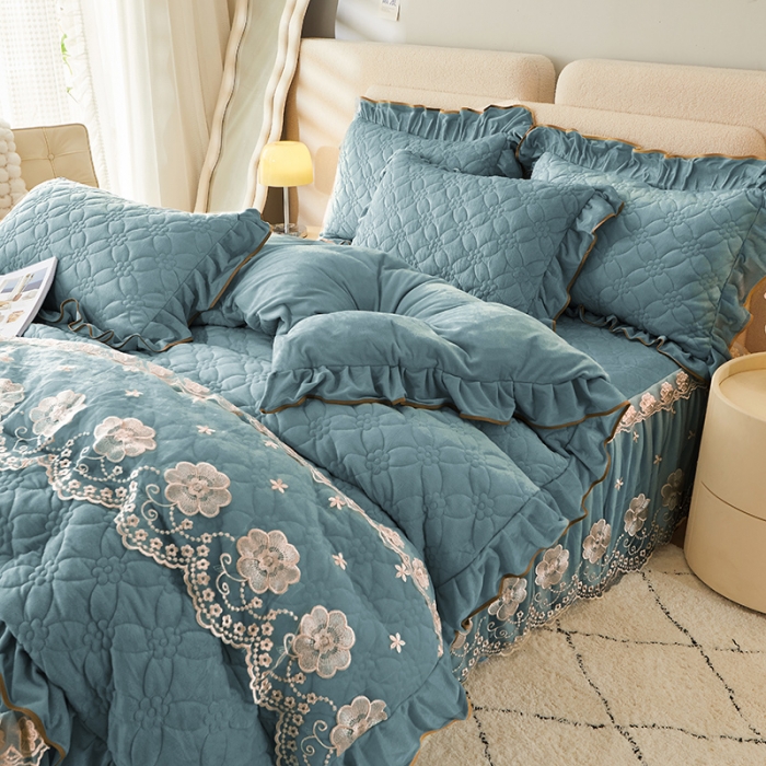 91家纺网 家纺一手货源 找家纺 罗艺轩 2024秋冬新款水晶绒花样年华全夹棉加厚床裙四件套 花样年华-湖蓝