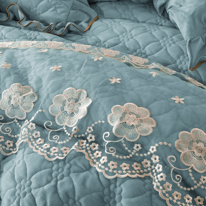 91家纺网 家纺一手货源 找家纺 罗艺轩 2024秋冬新款水晶绒花样年华全夹棉加厚床裙四件套 花样年华-湖蓝