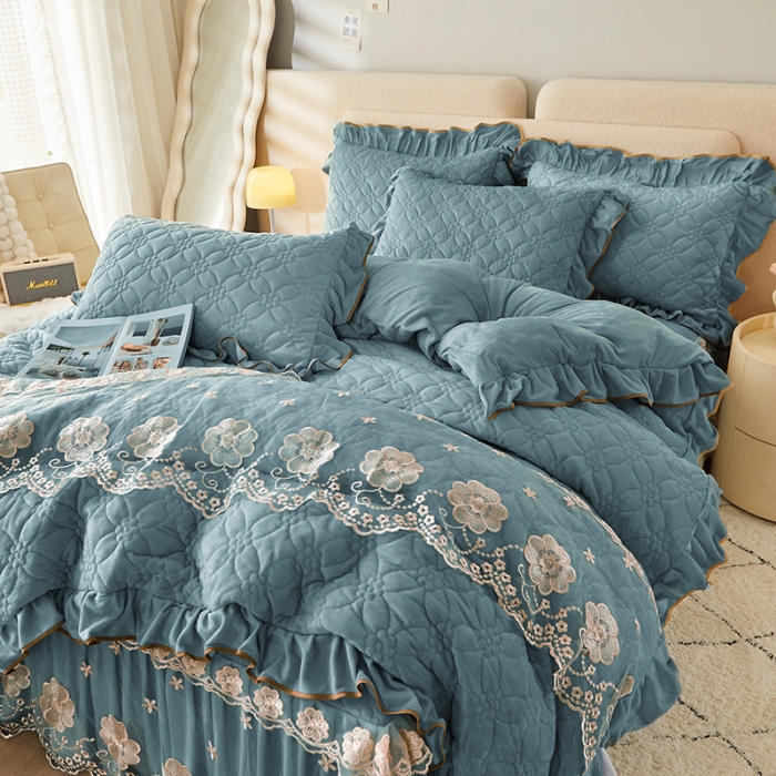91家纺网 家纺一手货源 找家纺 罗艺轩 2024秋冬新款水晶绒花样年华全夹棉加厚床裙四件套 花样年华-湖蓝