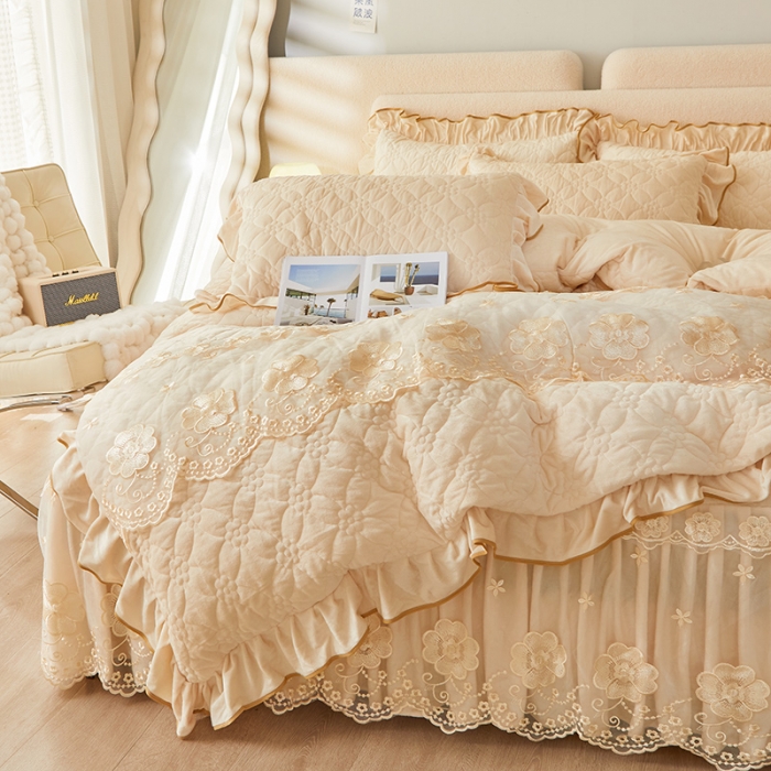 91家纺网 家纺一手货源 找家纺 罗艺轩 2024秋冬新款水晶绒花样年华全夹棉加厚床裙四件套 花样年华-米黄