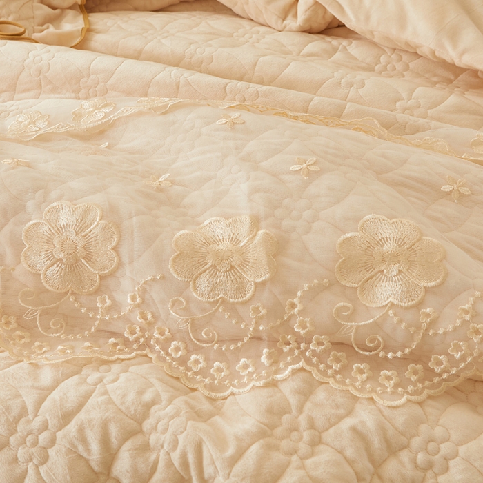 91家纺网 家纺一手货源 找家纺 罗艺轩 2024秋冬新款水晶绒花样年华全夹棉加厚床裙四件套 花样年华-米黄