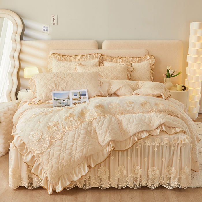 91家纺网 家纺一手货源 找家纺 罗艺轩 2024秋冬新款水晶绒花样年华全夹棉加厚床裙四件套 花样年华-米黄