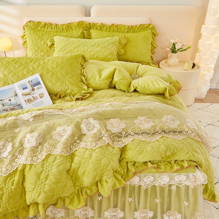 91家纺网 家纺一手货源 找家纺 罗艺轩 2024秋冬新款水晶绒花样年华全夹棉加厚床裙四件套 花样年华-青草绿