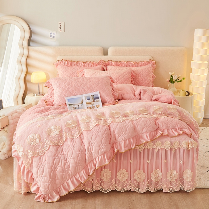 91家纺网 家纺一手货源 找家纺 罗艺轩 2024秋冬新款水晶绒花样年华全夹棉加厚床裙四件套 花样年华-少女粉