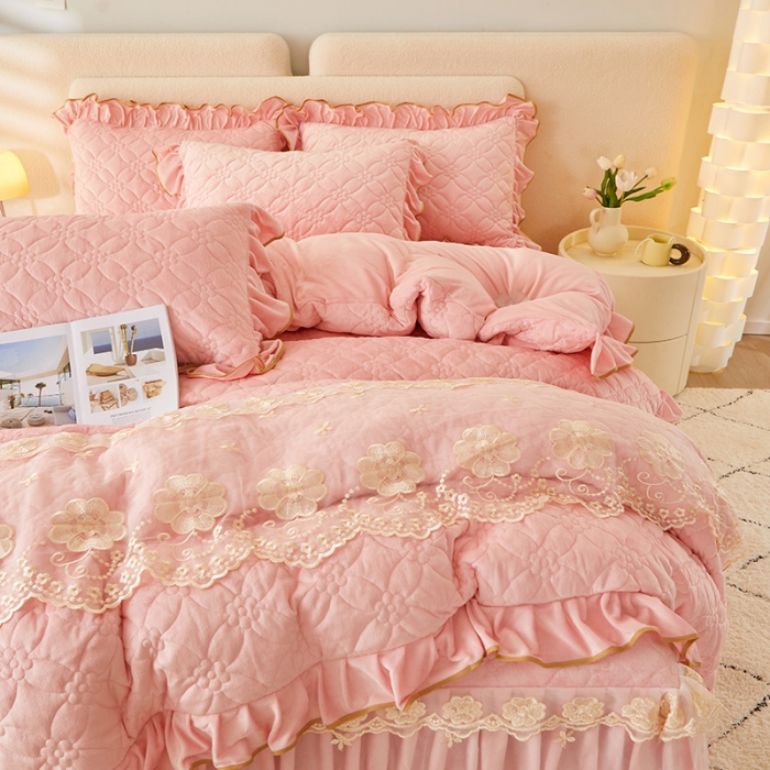 91家纺网 家纺一手货源 找家纺 罗艺轩 2024秋冬新款水晶绒花样年华全夹棉加厚床裙四件套 花样年华-少女粉