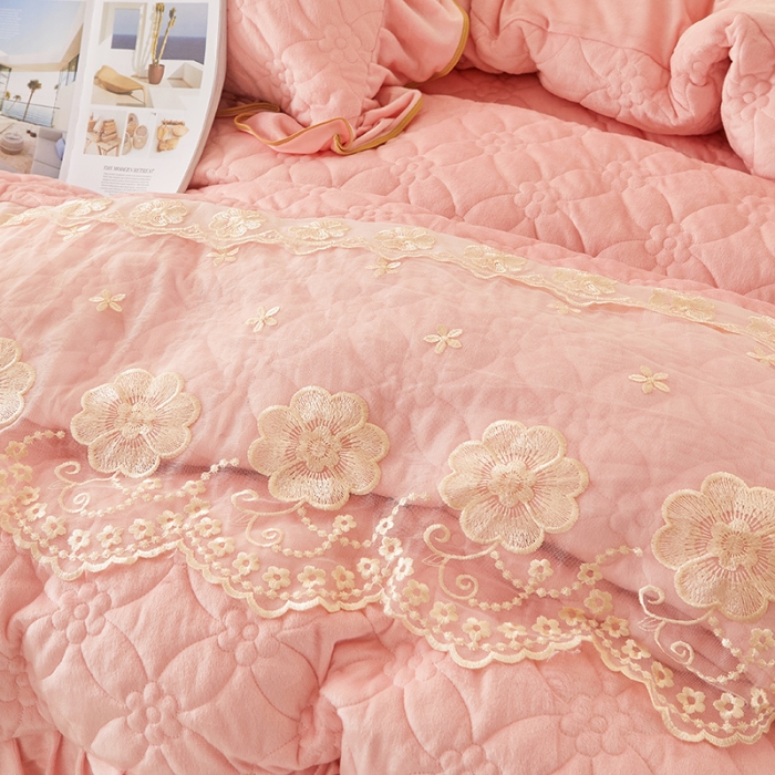 91家纺网 家纺一手货源 找家纺 罗艺轩 2024秋冬新款水晶绒花样年华全夹棉加厚床裙四件套 花样年华-少女粉