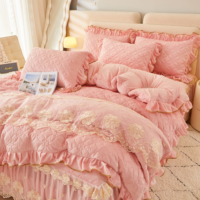 91家纺网 家纺一手货源 找家纺 罗艺轩 2024秋冬新款水晶绒花样年华全夹棉加厚床裙四件套 花样年华-少女粉